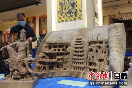 連日來，甘肅省工藝美術(shù)行業(yè)評(píng)審認(rèn)定工作會(huì)議在蘭州舉行。圖為以敦煌莫高窟為題材的木雕作品《守護(hù)》。徐雪 攝