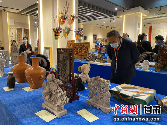 來自全省的近800件作品進(jìn)入專家評(píng)審環(huán)節(jié)，作品涵蓋雕塑雕刻、漆器、工藝花畫等多個(gè)類別。徐雪 攝