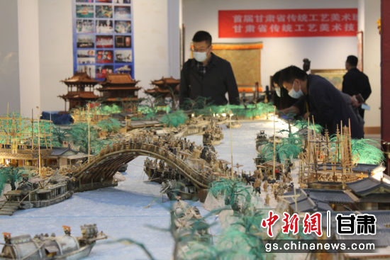 圖為參評(píng)作品牦牛角立體微雕“清明上河圖”。徐雪 攝