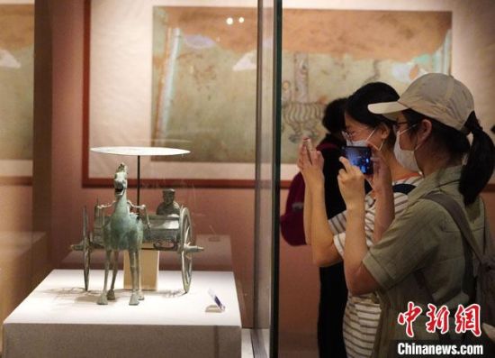 圖為參觀者參觀“大道攸歸：五涼文化展”展陳文物。　九美旦增 攝