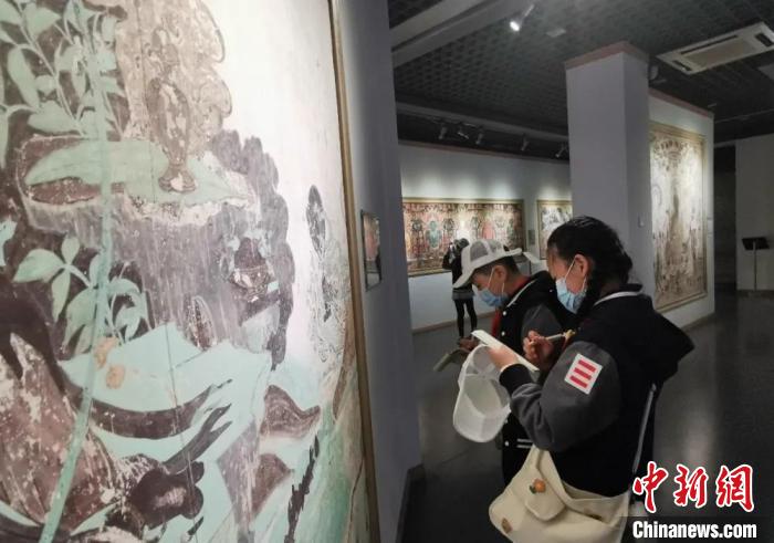 圖為學(xué)生參觀敦煌藝術(shù)館。(資料圖) 蘭州大學(xué)附屬學(xué)校供圖