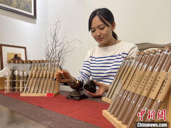 圖為魯雯展示燃香禮儀?！「攥?攝