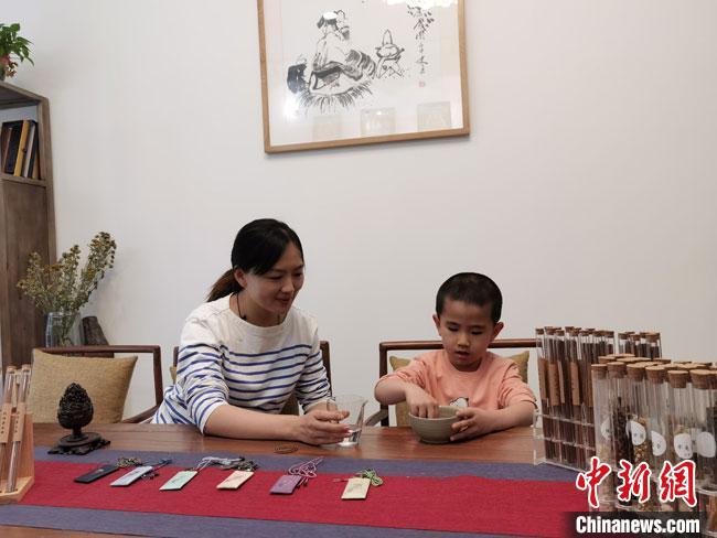 圖為魯雯為小學員授課和培訓?！●T志軍 攝
