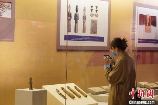 圖為游客在博物館內(nèi)有序參觀，感受五涼文化。　九美旦增 攝
