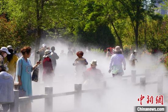 蘭州市寓言故事園化身“瑤池”仙境美景，吸引不少市民前來觀賞、拍照。　九美旦增 攝