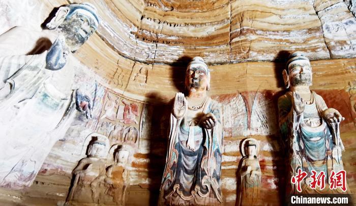 北石窟寺窟內(nèi)造像因受水顯得斑駁?！“瑧c龍 攝