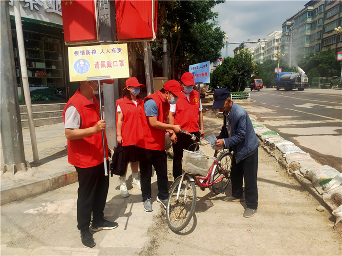 7月21日，定西市通渭縣紀委監(jiān)委機關(guān)志愿者在城區(qū)開展“不聚集、戴口罩”志愿活動。.jpg