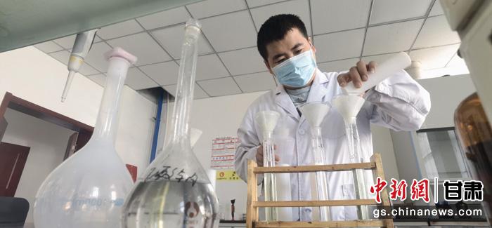 圖為甘肅科技集團(tuán)化工研究院有限責(zé)任公司工作人員正在做實驗。魏建軍 攝