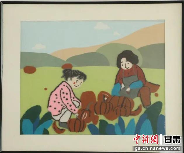 嘉峪關(guān)市新城鎮(zhèn)新城村農(nóng)業(yè)產(chǎn)業(yè)園區(qū)內(nèi)，母女兩人在摘南瓜。刺繡 馬艾米乃 繡稿 敬紅霞