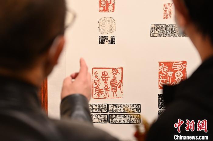 圖為甘肅蘭州，參展作品吸引參觀者。 中新社記者 李亞龍 攝