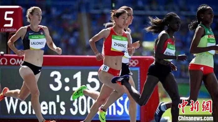 2016年8月，中國(guó)選手張新艷參加里約奧運(yùn)會(huì)田徑女子3000米障礙賽預(yù)賽。(資料圖) 受訪者供圖