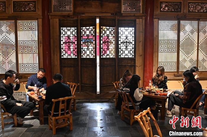 圖為甘肅天水市秦州區(qū)平南鎮(zhèn)蘇灣村民俗莊園內(nèi)的“圍爐煮茶”網(wǎng)紅打卡點(diǎn)。(資料圖) 李亞龍 攝