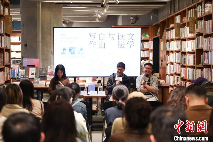 《至少還有文學(xué)》推出：在今天，我們?yōu)槭裁催€需要文學(xué)？