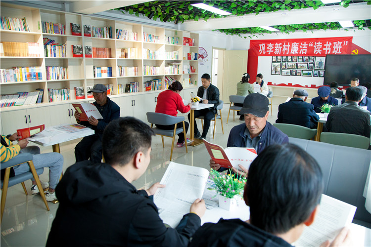 隴南市禮縣開展廉潔書籍進(jìn)農(nóng)家書屋活動，圖為羅壩鎮(zhèn)鞏李新村舉辦的“廉潔讀書班”。.jpg