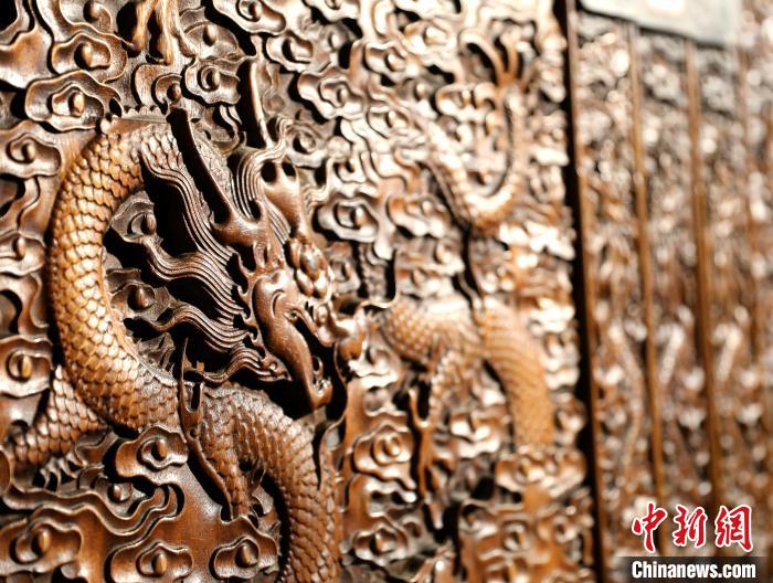 圖為青海永錄民俗博物館內(nèi)珍藏的中式家具細(xì)節(jié)展示。　薛蒂 攝