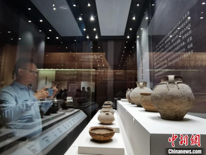圖為河湟文化博物館展陳的陶器?！?zhí)砀?攝