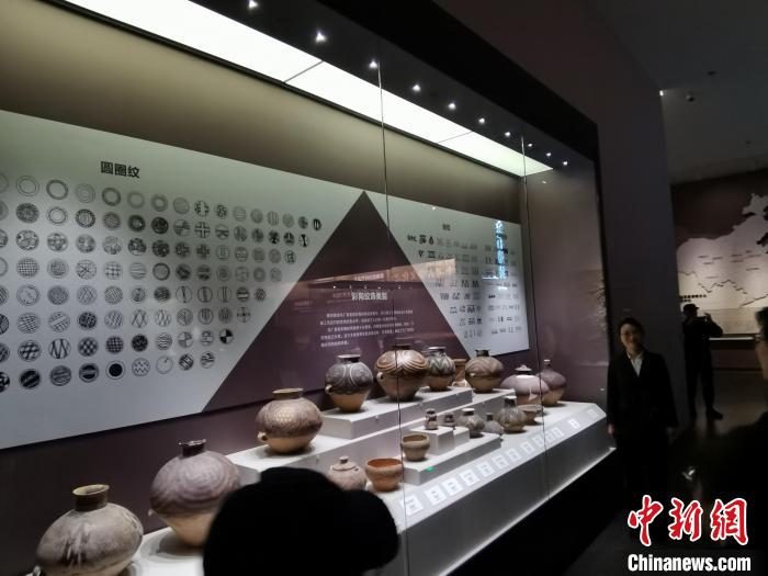 圖為河湟文化博物館展示的當(dāng)?shù)爻鐾敛侍盏募y飾類(lèi)別?！?zhí)砀?攝
