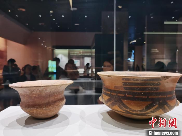 圖為河湟文化博物館展陳的陶器?！?zhí)砀?攝