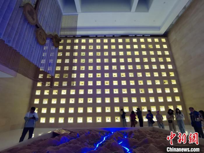 圖為河湟文化博物館序廳的左右彩陶墻放置的374件彩陶?！?zhí)砀?攝