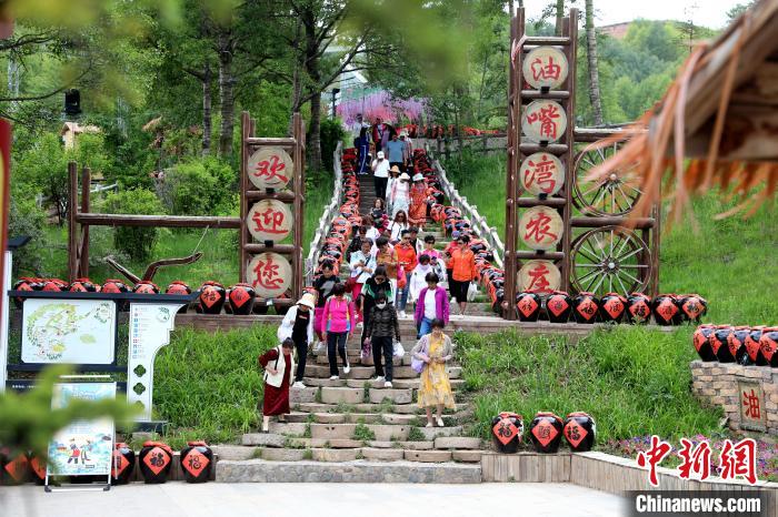 圖為油嘴灣生態(tài)文化景區(qū)的游客。　薛蒂 攝
