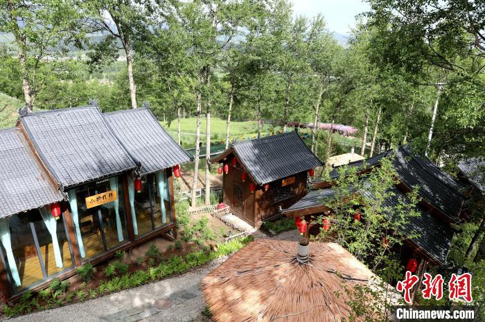 圖為景區(qū)內(nèi)依山而建的民宿?！⊙Φ?攝