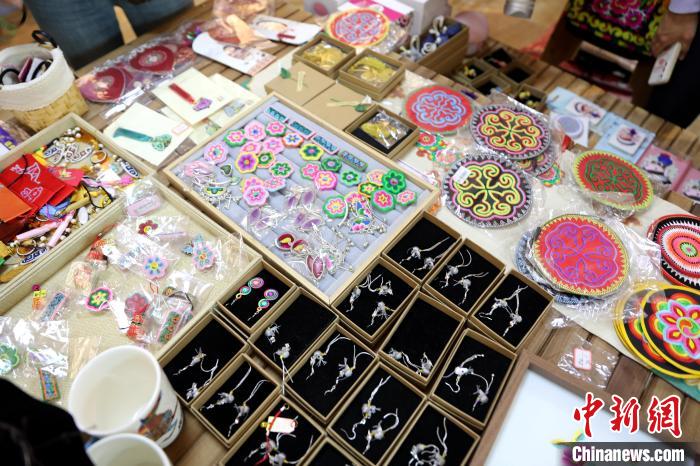 圖為盤繡作品?！⊙Φ?攝