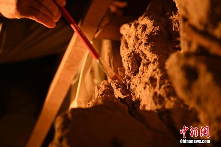 8月25日，文物修復師牟常有進行文物修復工作。