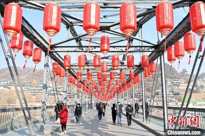 1月30日，裝扮一新的中山橋?yàn)榧磳⒌絹淼男麓杭压?jié)增添節(jié)日氛圍。九美旦增 攝</p><p>