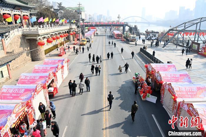 1月30日，蘭州黃河畔的年貨集市吸引顧客選購年貨。九美旦增 攝</p><p>