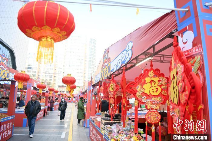 1月30日，蘭州街頭琳瑯滿目的年貨吸引顧客選購。九美旦增 攝</p><p>