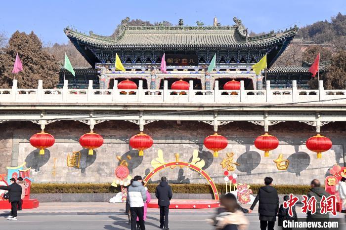 1月30日，裝扮一新的蘭州白塔山公園節(jié)日氛圍濃厚。九美旦增 攝</p><p>
