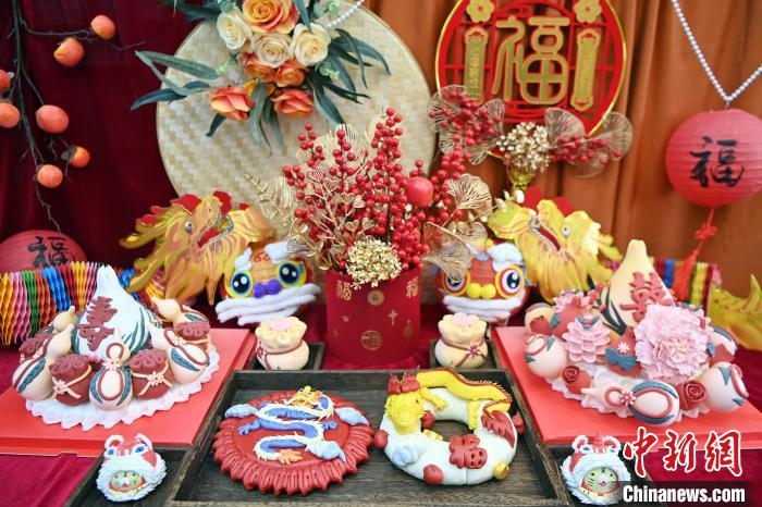 1月25日，春節(jié)臨近，蘭州一花饃店“龍”元素花饃熱銷。圖為展出的“龍”元素花饃。九美旦增 攝