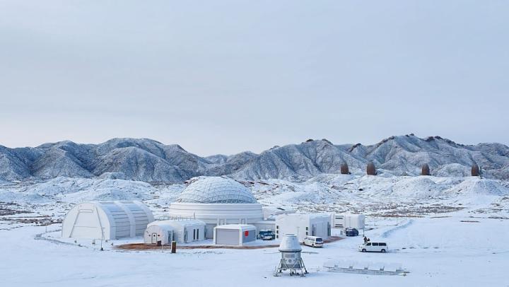 2023年12月14日拍攝的甘肅省金昌市“火星1號基地”雪后景象。新華社發(fā)(李婷 攝)