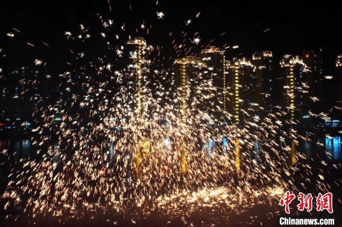 “過(guò)年打鐵花”是臨夏州永靖縣的民俗傳統(tǒng)。這項(xiàng)民俗表演，其實(shí)有著硬核技術(shù)作支撐，那就是入選國(guó)家級(jí)非遺的“永靖王氏生鐵冶鑄技藝”。侯奇志 攝</p>
<p>