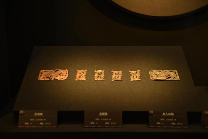 張家川縣馬家塬車輿博物館展陳的馬家塬遺址出土的金項飾、金腰飾、金人畫飾等。李亞龍 攝　　
