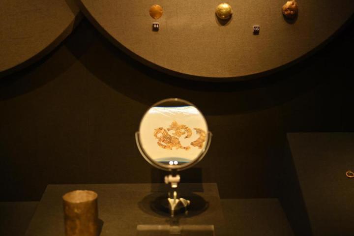 張家川縣馬家塬車輿博物館展陳的馬家塬遺址出土的金飾。李亞龍 攝　
