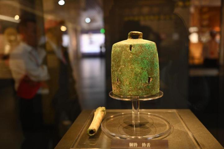 張家川縣馬家塬車輿博物館展陳的馬家塬遺址出土的銅鈴。李亞龍 攝