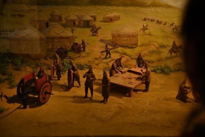 在張家川縣馬家塬車輿博物館展陳的關(guān)于戰(zhàn)國西戎車輿制作過程的模型。李亞龍 攝