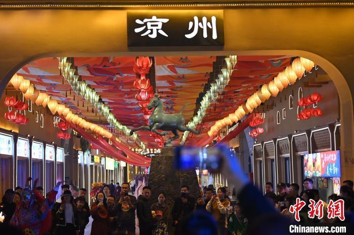 圖為游人拍攝煥然一新亮相的街區(qū)。李亞龍 攝</p>
<p>