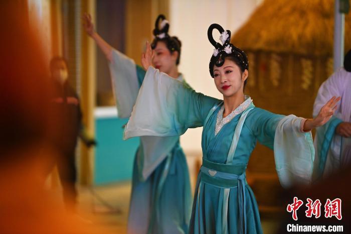 圖為工作人員進(jìn)行舞蹈表演。李亞龍 攝</p>
<p>