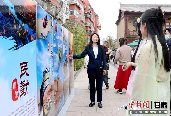 3月下旬，民勤縣在天水啟漢樓廣場(chǎng)舉行推介會(huì)，宣傳本地旅游資源和農(nóng)特優(yōu)產(chǎn)品。圖為工作人員向游客介紹民勤自然風(fēng)光、歷史文化。馬愛(ài)彬 攝