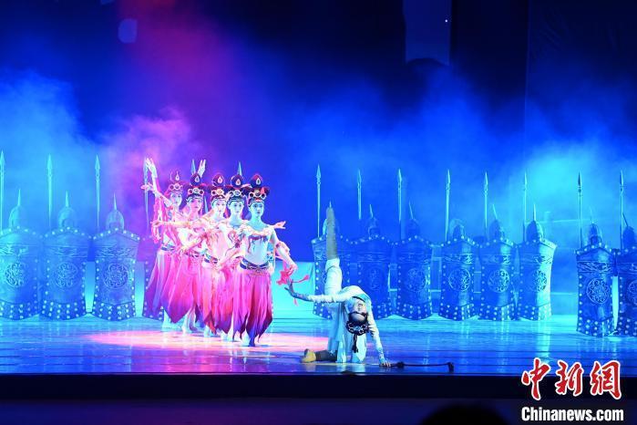 2023年2月18日，蘭州歌舞劇院創(chuàng)排的大型舞劇《大夢敦煌》。　　九美旦增 攝