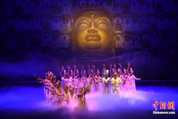 2024年2月23日晚，中國經(jīng)典舞劇《絲路花雨》在甘肅蘭州演出恭賀新春。李亞龍 攝