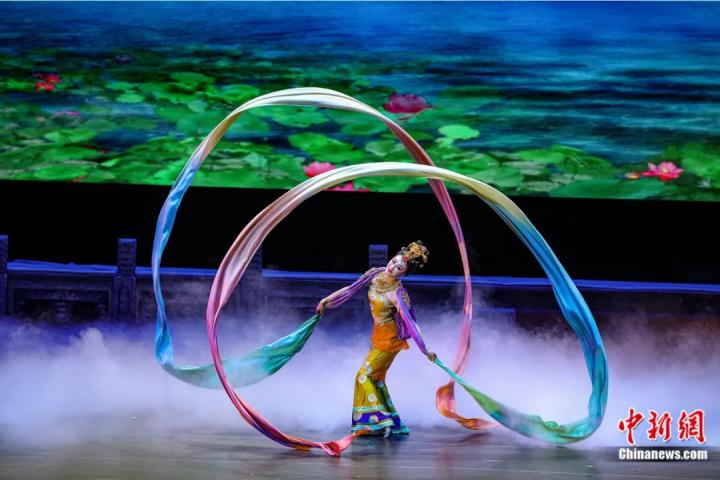 2023年4月17日晚，中國經(jīng)典舞劇《絲路花雨》在澳門百老匯劇場演出。甘肅演藝集團 供圖