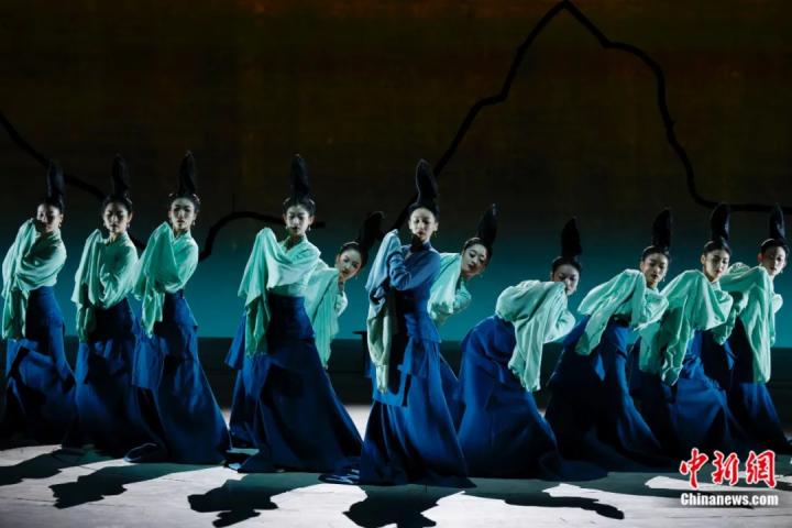 2024年2月29日晚，舞蹈詩劇《只此青綠》在北京上演，多國駐華使節(jié)和國際組織代表前來觀賞。韓海丹 攝
