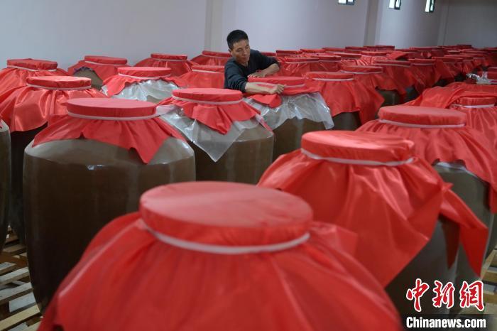 圖為5月10日，工作人員在儲(chǔ)酒庫(kù)檢查酒缸密封性。九美旦增　攝