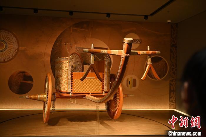 甘肅張家川縣馬家塬車(chē)輿博物館內(nèi)展陳的等比例復(fù)原戰(zhàn)國(guó)西戎車(chē)輿 中新社記者 李亞龍 攝