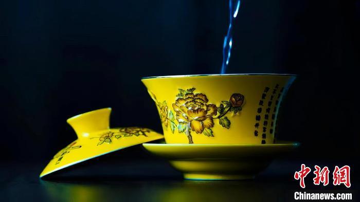 2023年5月，拍攝的臨夏特色茶飲——蓋碗茶。(資料圖)臨夏市融媒體中心供圖