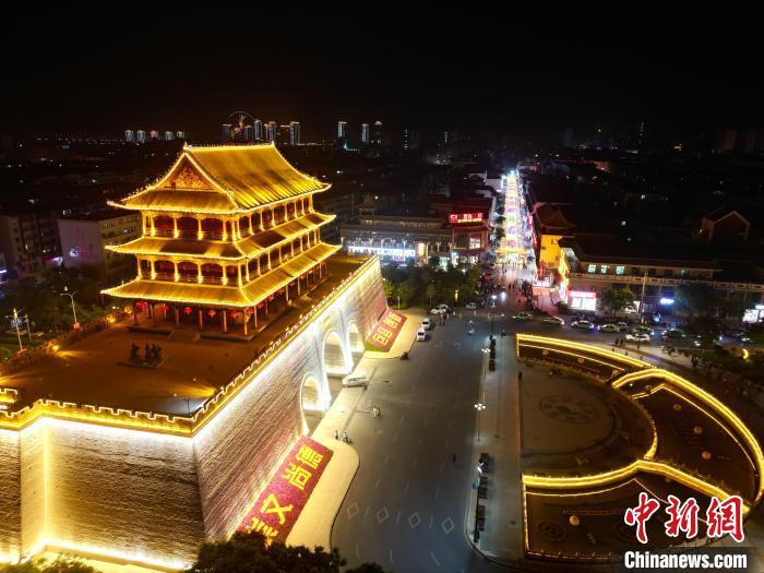 圖為武威市標(biāo)志性建筑涼州古城門燈光亮起。(無人機(jī)照片) 　戴文昌 攝</p><p>