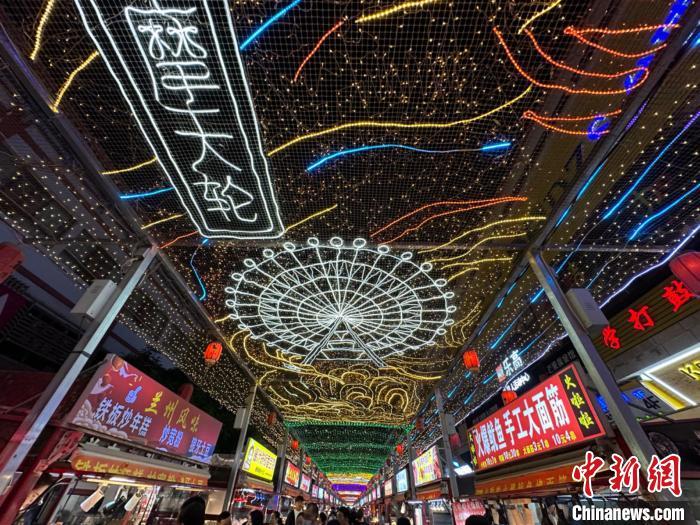 圖為明清街夜市燈光點亮具有武威文化元素的“摩天輪”彩燈?！〈魑牟?攝</p><p>